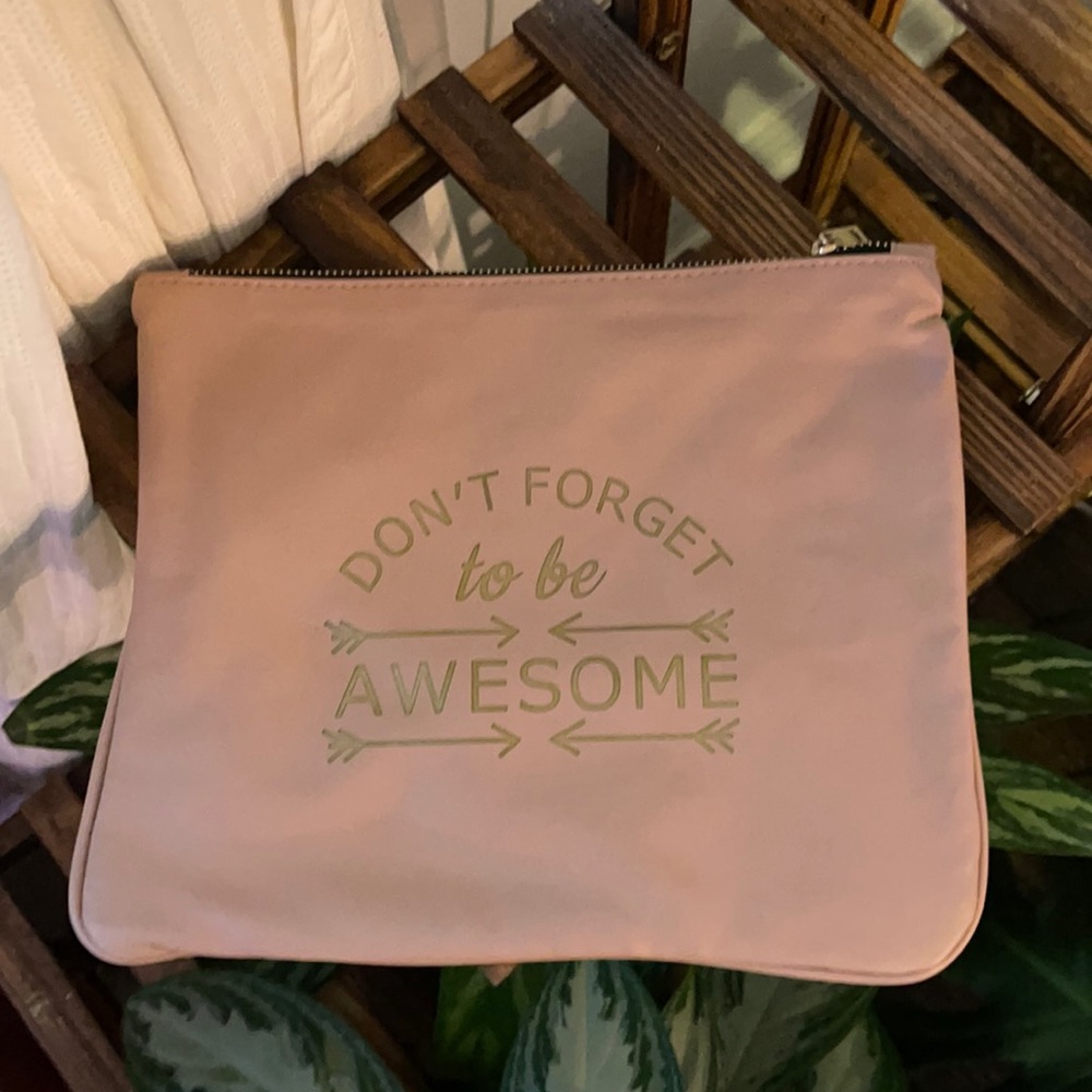 NWOT Nu G Don’t Forget To Be Awesome Clutch‎
